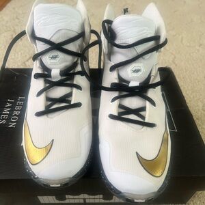 LEBRON XIII (GS) size 5.5y